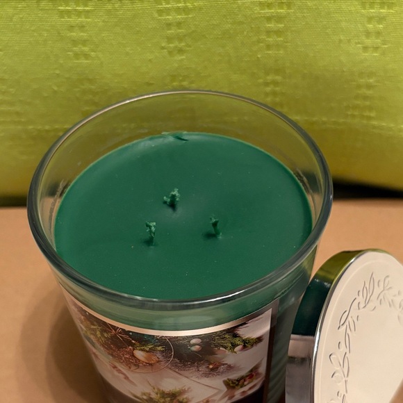 Hallmark Twinkling Tinsel 16 oz Candle - Festive Green - Picture 4 of 5